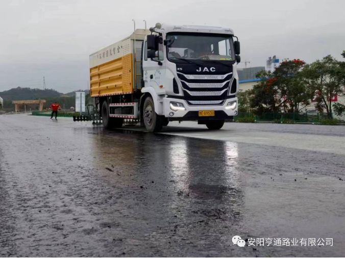 祝賀我司深汕西項(xiàng)目透層、封層試驗(yàn)段圓 滿成功